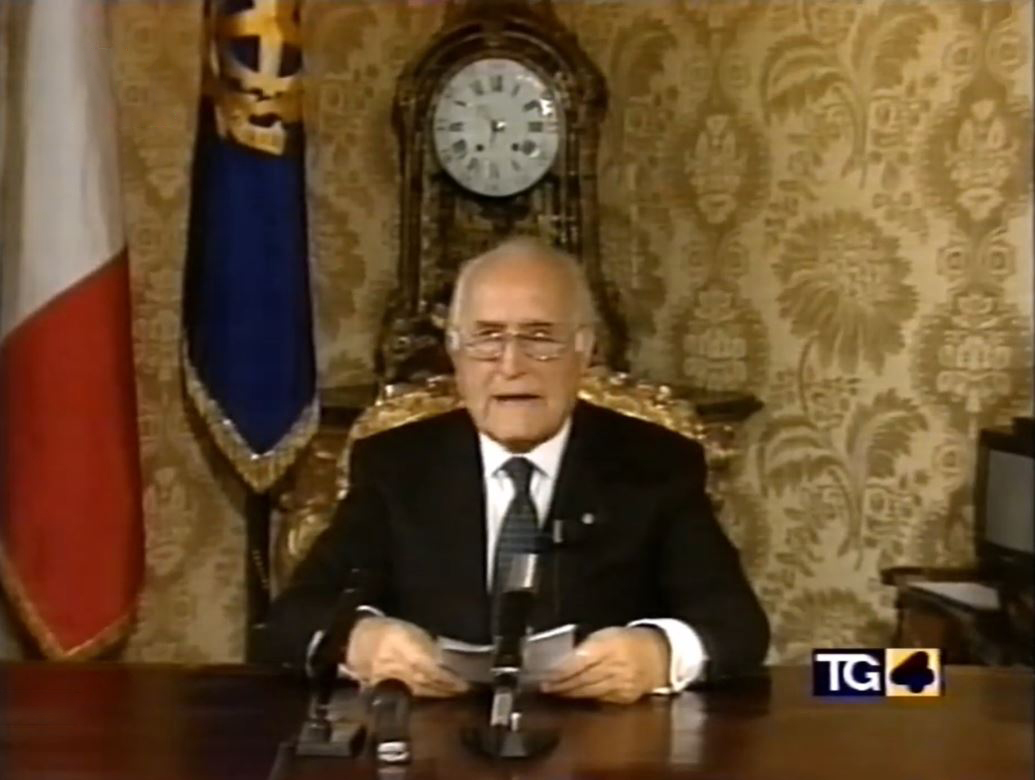 Scalfaro a reti unificate: cosa accadde in TV il 3 novembre 1993