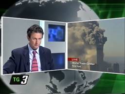 Studio del TG3 durante la copertura dell’11 settembre 2001, con le immagini delle Torri Gemelle trasmesse sul grande schermo alle spalle del conduttore.