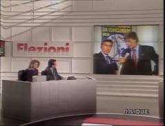 Studio di Raidue durante la serata elettorale del 28 marzo 1994, con due conduttori e un collegamento esterno visualizzato sul grande schermo.
