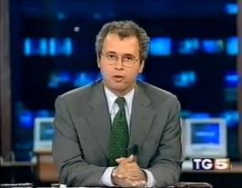 Enrico Mentana conduce il TG5 durante la lunga diretta dedicata agli attentati dell’11 settembre 2001.