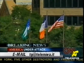 Fotogramma della copertura di Telenova dell’11 settembre 2001 con le immagini della CNN e la grafica “Breaking News – America under attack”.
